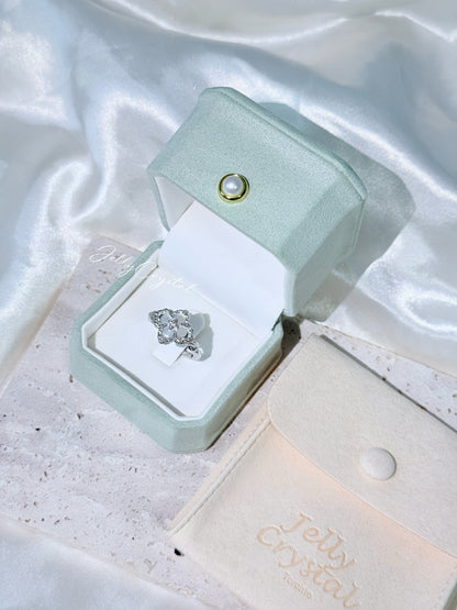 Opera Clover Relief Silver Ring