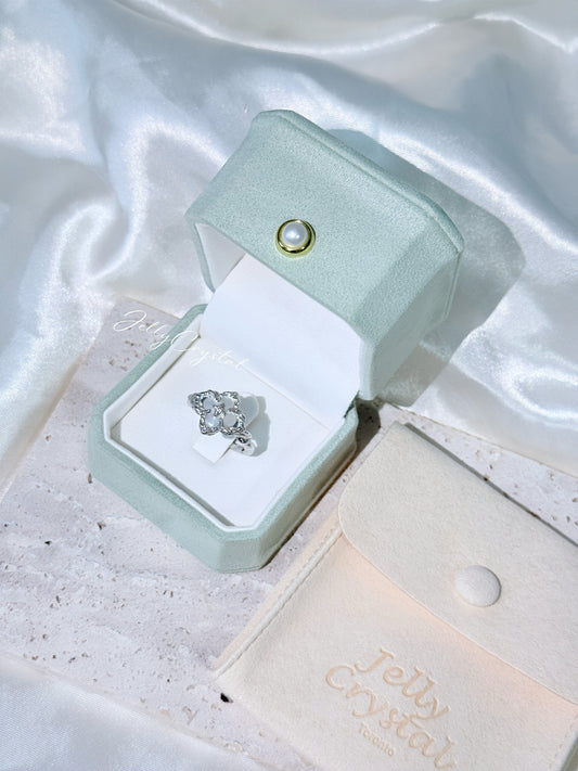 Opera Clover Relief  Sliver Ring